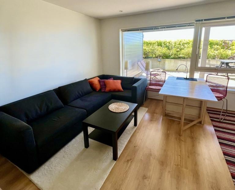 Bilde fra tidligere med mer lys inn vinduene i stua, her får man ettermiddags- og kveldssol.